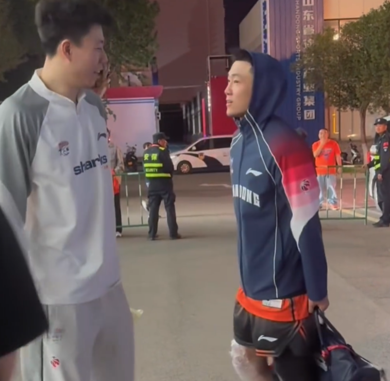 kaiyun sports-沪鲁G2赛后暖心时刻！张镇麟高诗岩拥抱告别，曾经战友均证明价值